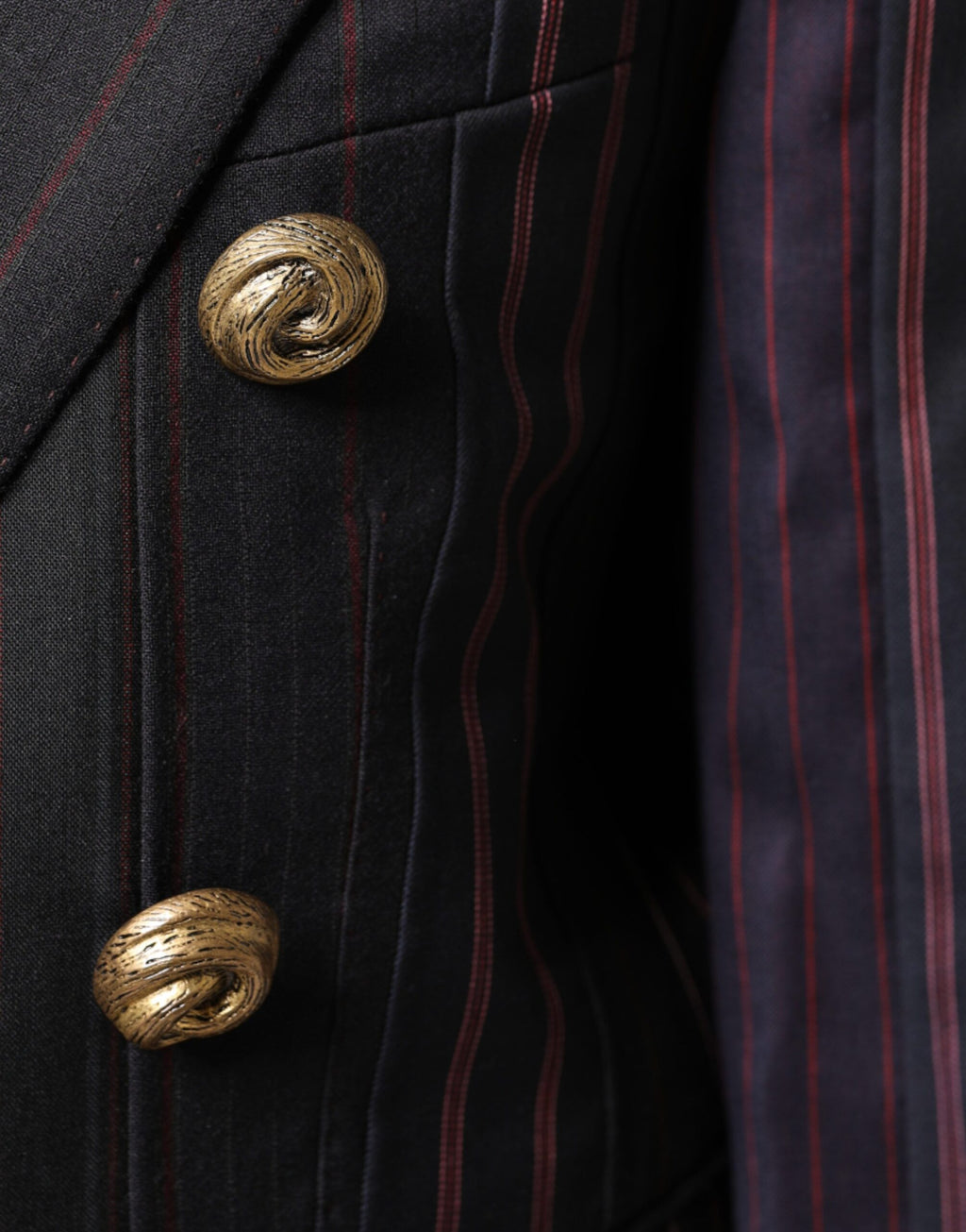 Veste blazer courte en laine à rayures multicolores Dolce & Gabbana, style élégant et moderne.