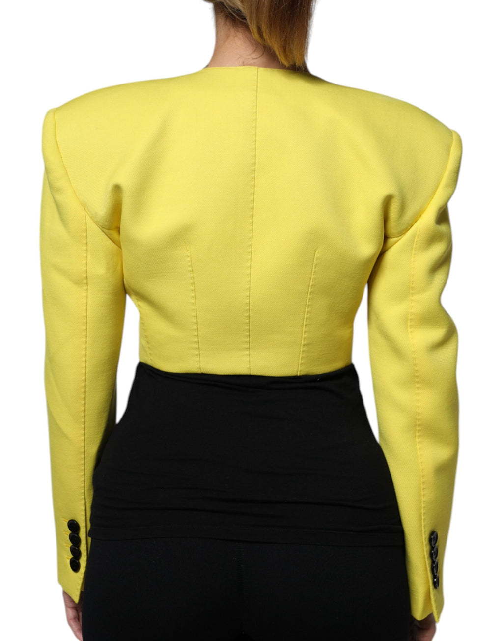 Veste courte en laine jaune citron de Dolce & Gabbana, manches longues, coupe élégante, portée comme un manteau léger.