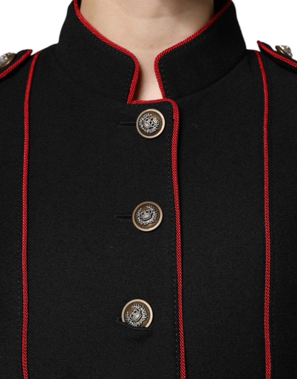Manteau trench noir à un seul bouton Dolce & Gabbana, coupe élégante, avec ceinture et col classique, vue de face.