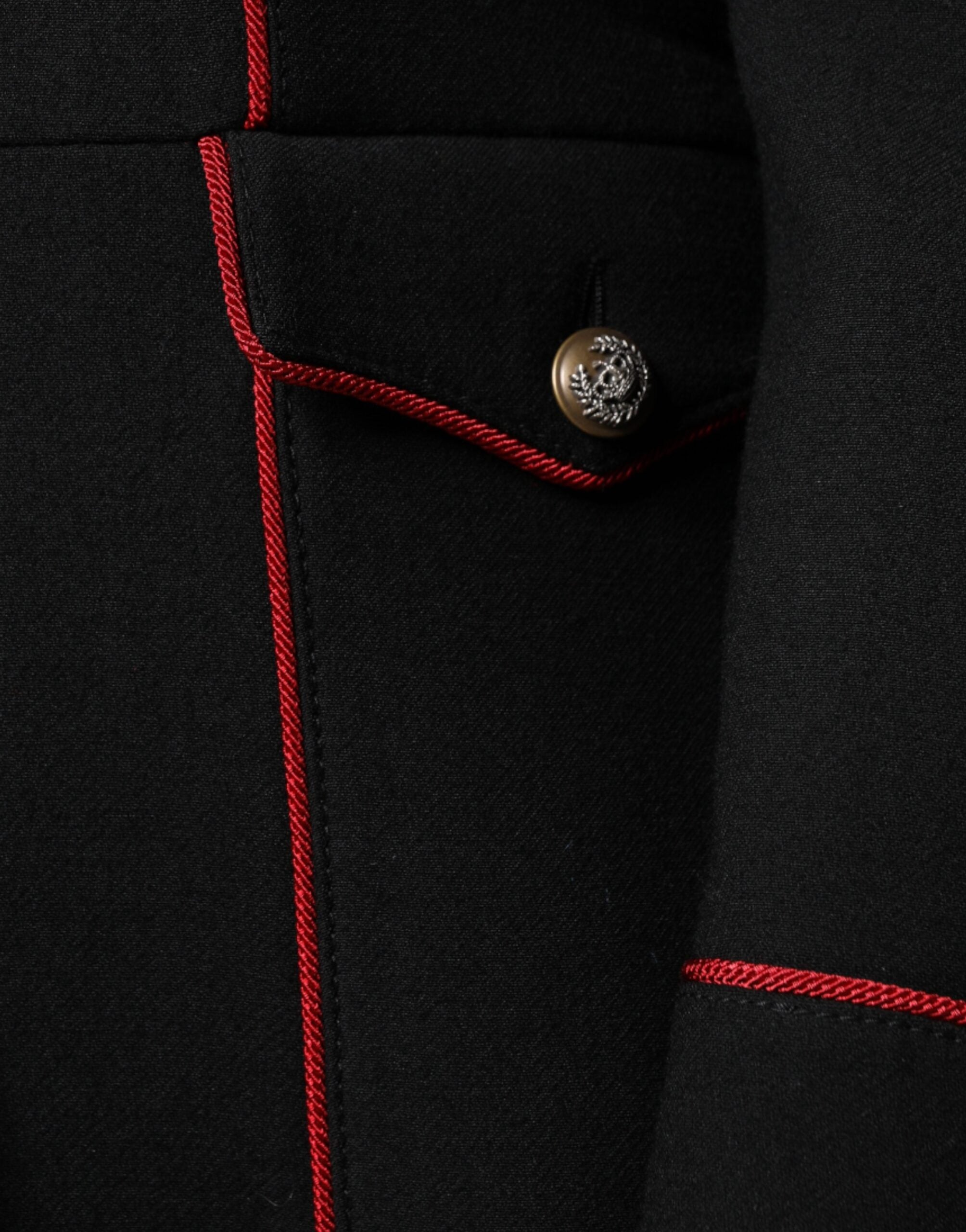 Manteau trench noir à un seul rang de boutons de Dolce & Gabbana, coupe élégante et tissu sophistiqué.