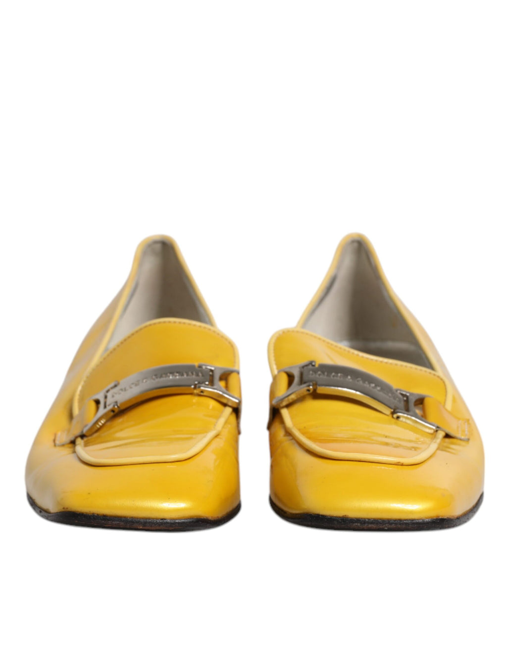 Mocassins slip-on en cuir jaune Dolce & Gabbana avec plaque logo, chaussures élégantes en style décontracté.