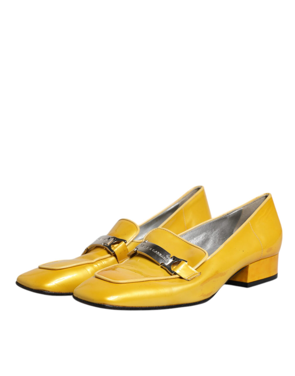 Mocassins Slip-On en cuir jaune Dolce & Gabbana avec plaque logo, chaussures élégantes et confortables.