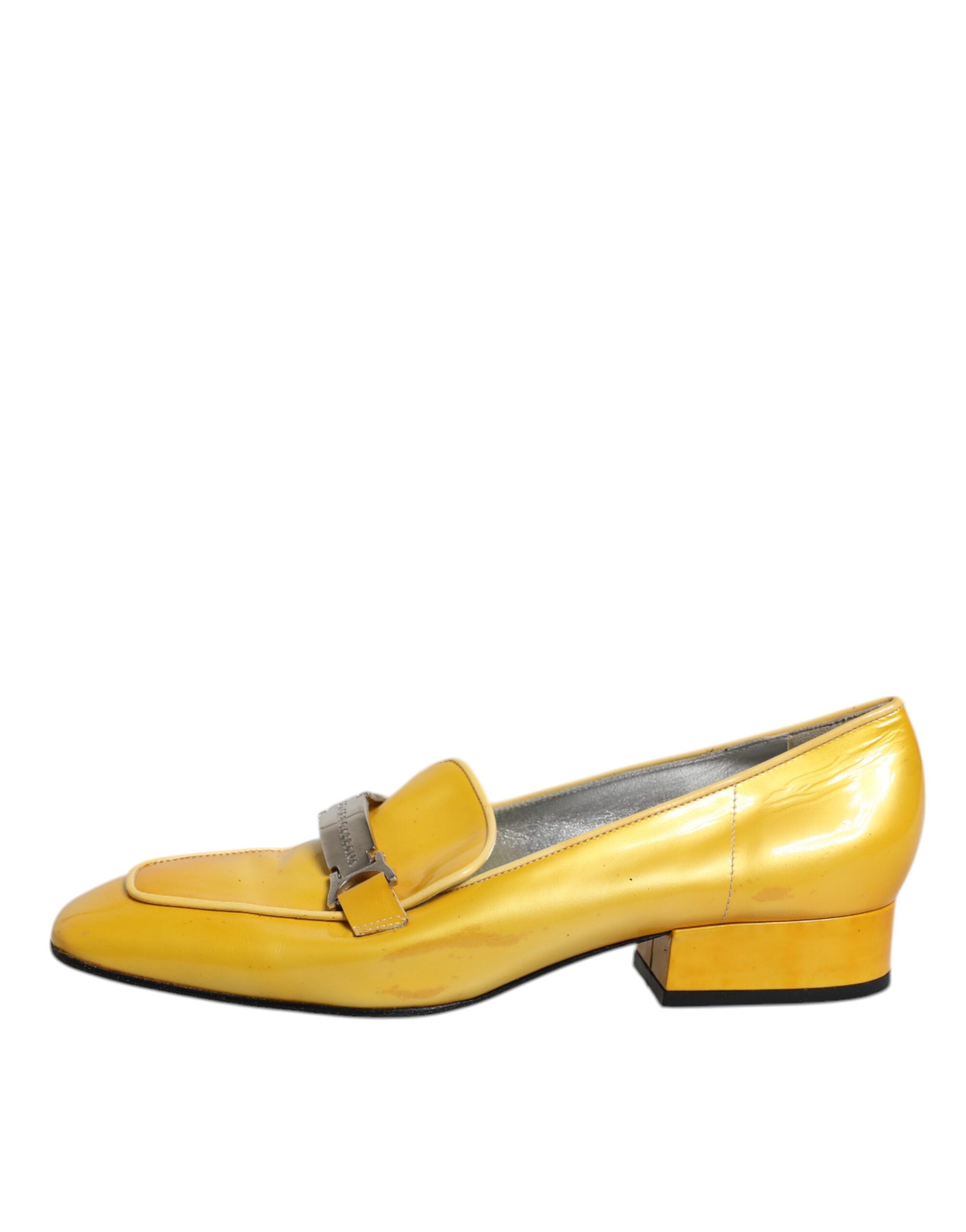 Mocassins Dolce & Gabbana en cuir jaune avec plaque logo, chaussures slip-on élégantes et confortables.