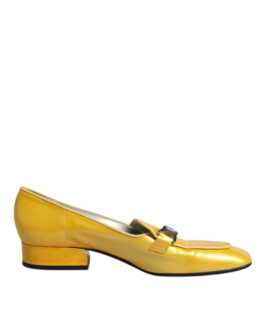Mocassins Dolce & Gabbana en cuir jaune avec plaque logo, style slip-on, chaussures élégantes pour femme.