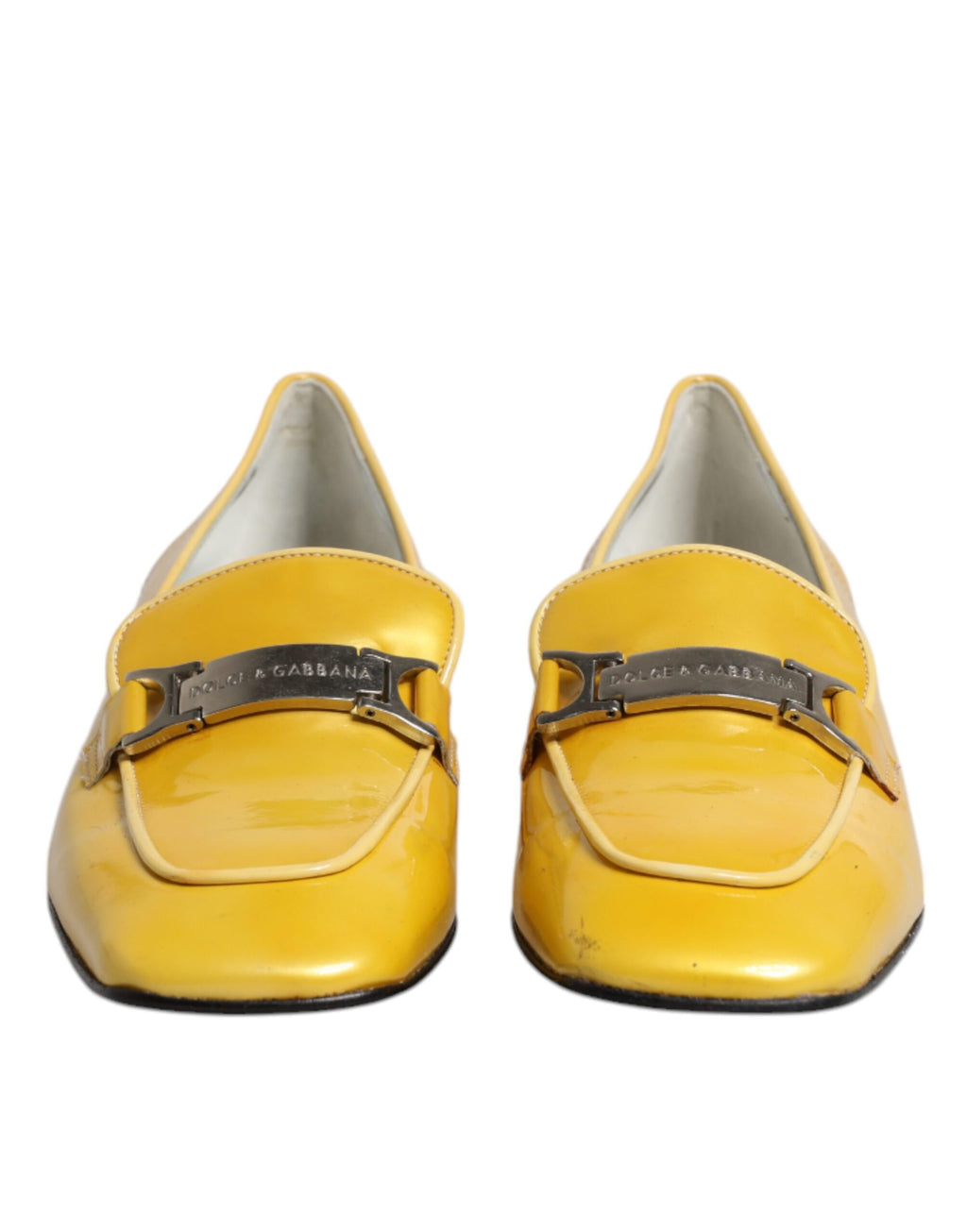 Mocassins Dolce & Gabbana en cuir jaune avec plaque logo, chaussures slip-on élégantes et confortables.