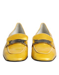Mocassins Dolce & Gabbana en cuir jaune avec plaque logo, chaussures slip-on élégantes et confortables.