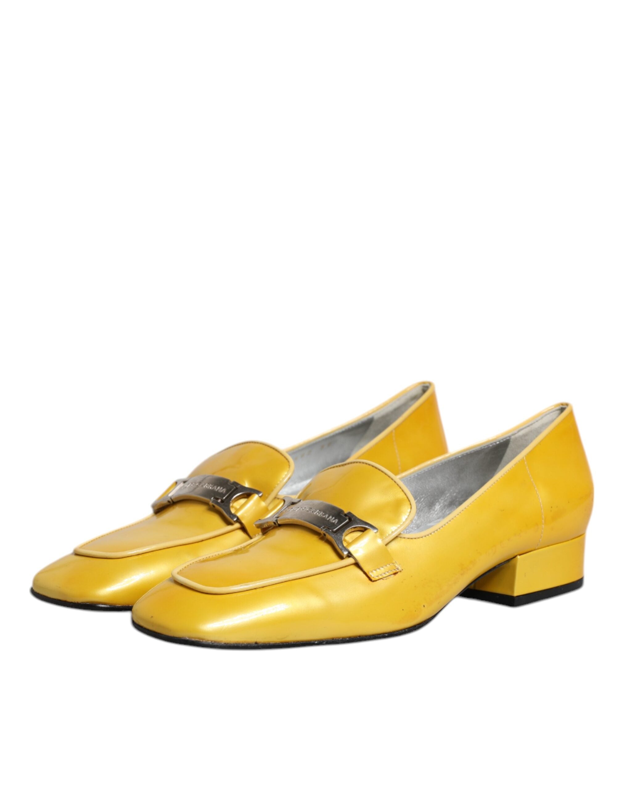 Mocassins slip-on en cuir jaune Dolce & Gabbana avec plaque logo, chaussures élégantes pour femmes.