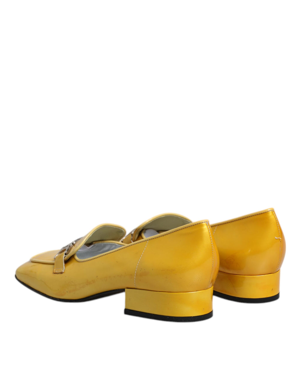 Mocassins Dolce & Gabbana en cuir jaune avec plaque logo, chaussures slip-on élégantes et confortables.
