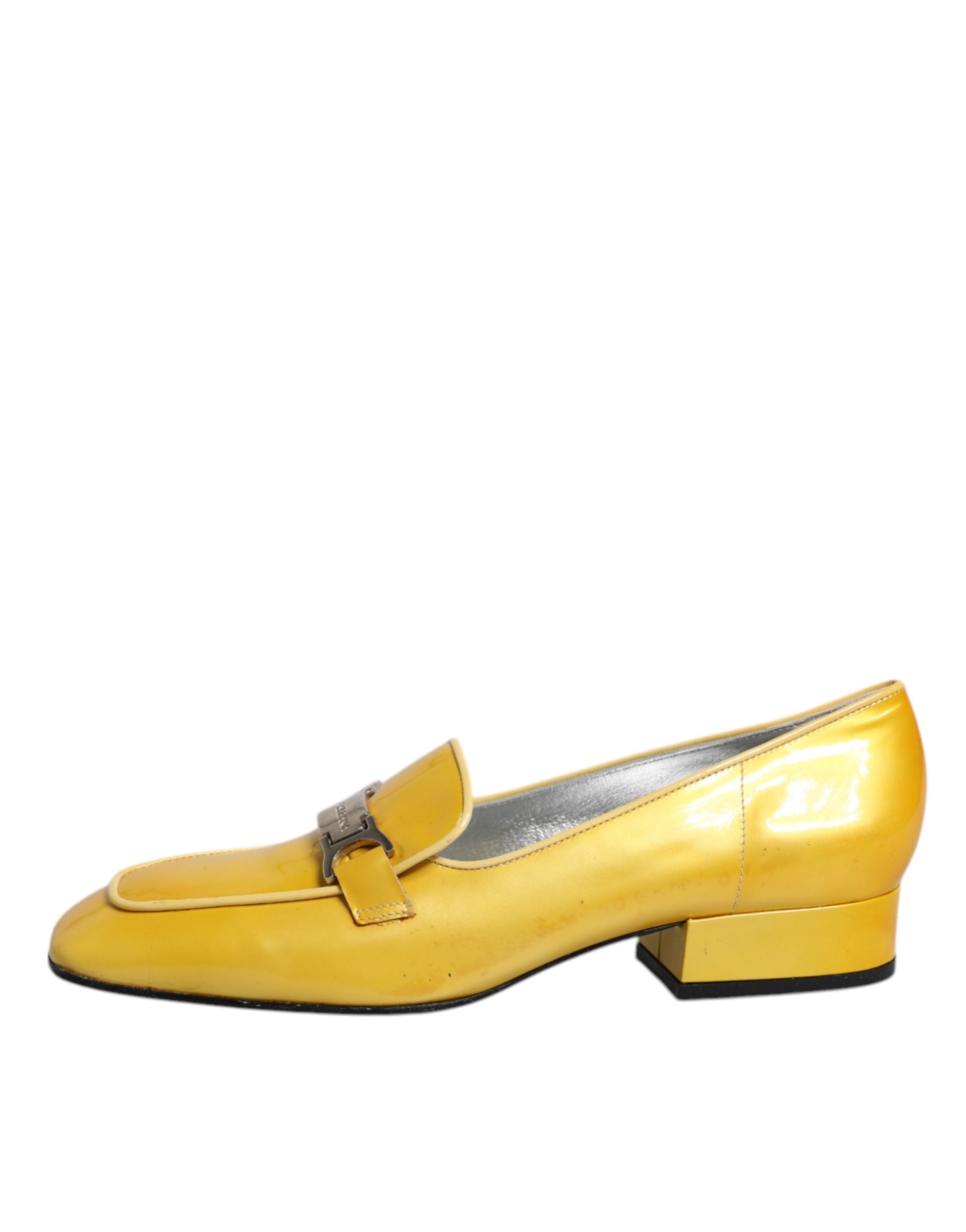 Mocassins Dolce & Gabbana en cuir jaune avec plaque logo, slip-on élégants et confortables pour femmes.
