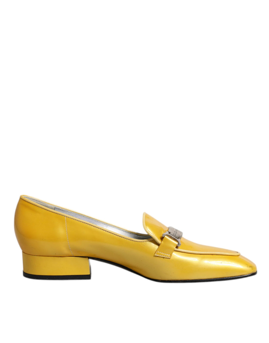 Mocassins Dolce & Gabbana en cuir jaune avec plaque logo, style slip-on, chaussures élégantes pour femme.