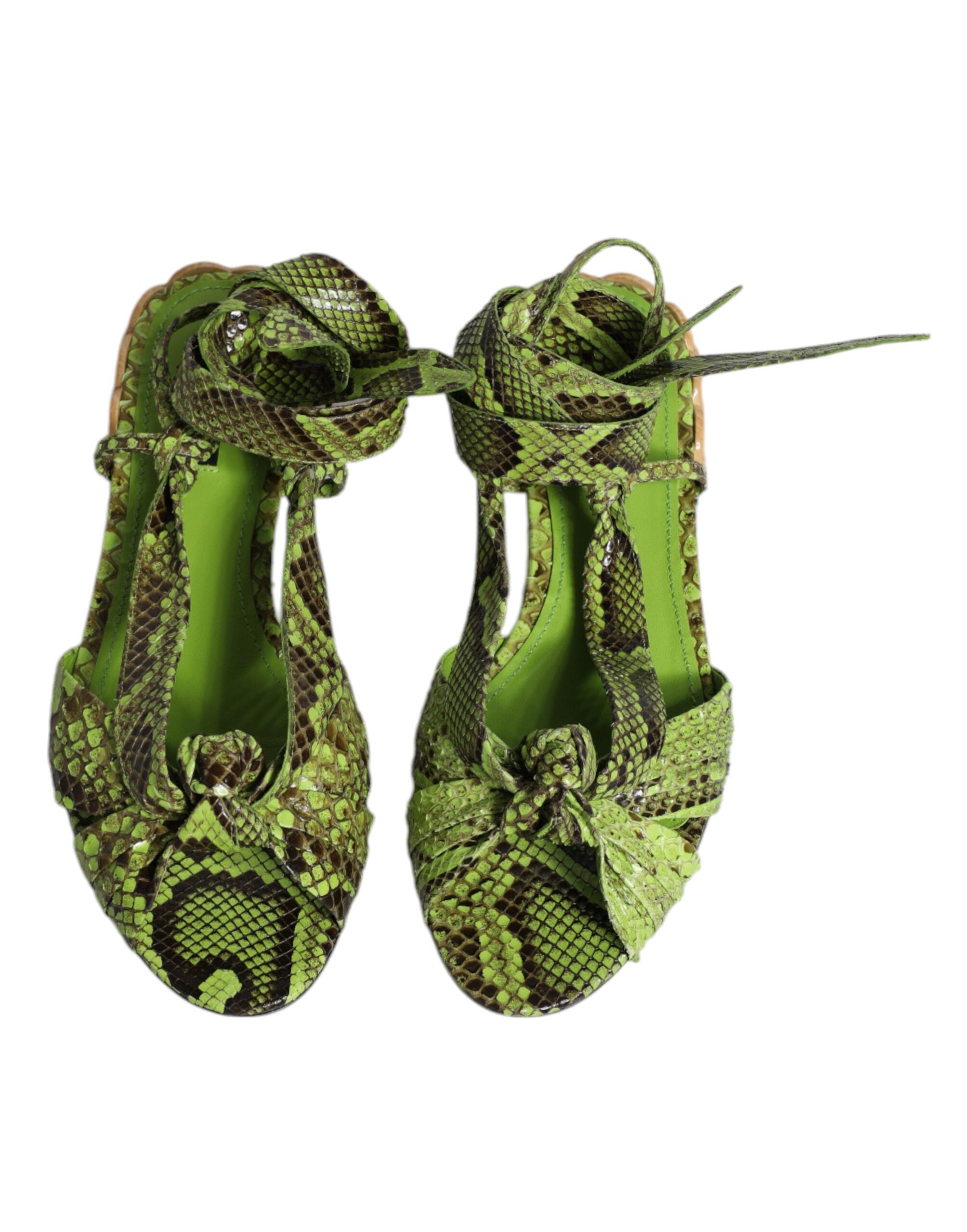 Sandales à talons Dolce & Gabbana en imprimé animal vert avec bride à la cheville, chaussures élégantes et tendance.