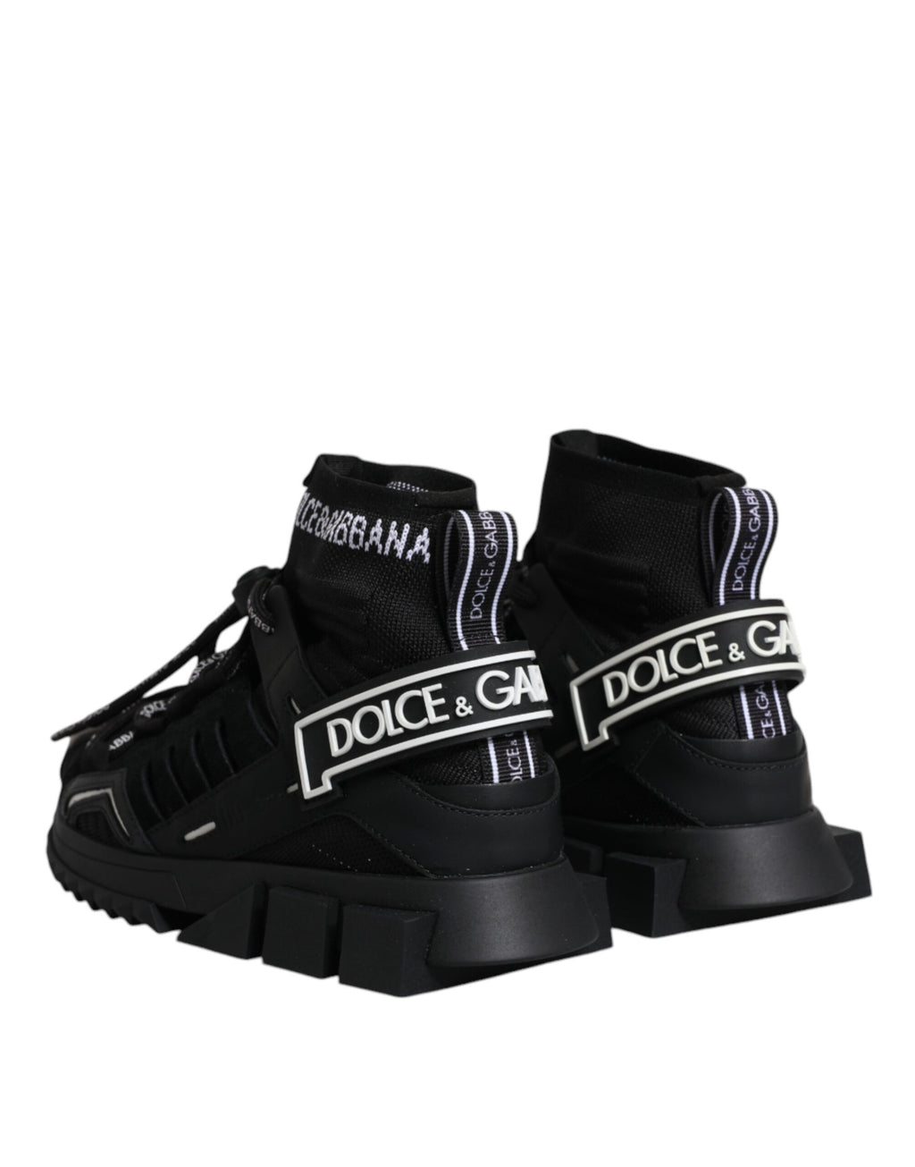 Chaussettes noires Dolce & Gabbana Sorrento avec logo, portées avec des sneakers Dolce & Gabbana, vue de profil sur fond blanc.