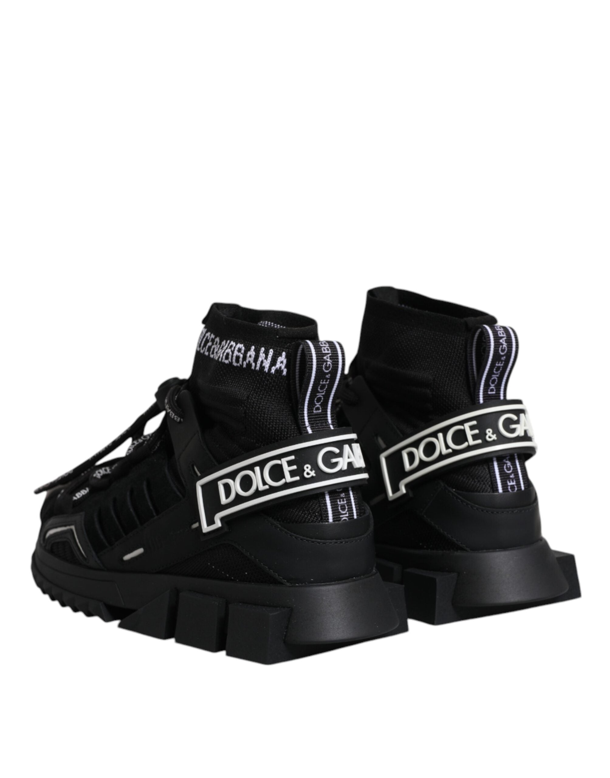 Chaussettes noires Dolce & Gabbana Sorrento avec logo, portées avec des sneakers Dolce & Gabbana, vue de profil sur fond blanc.