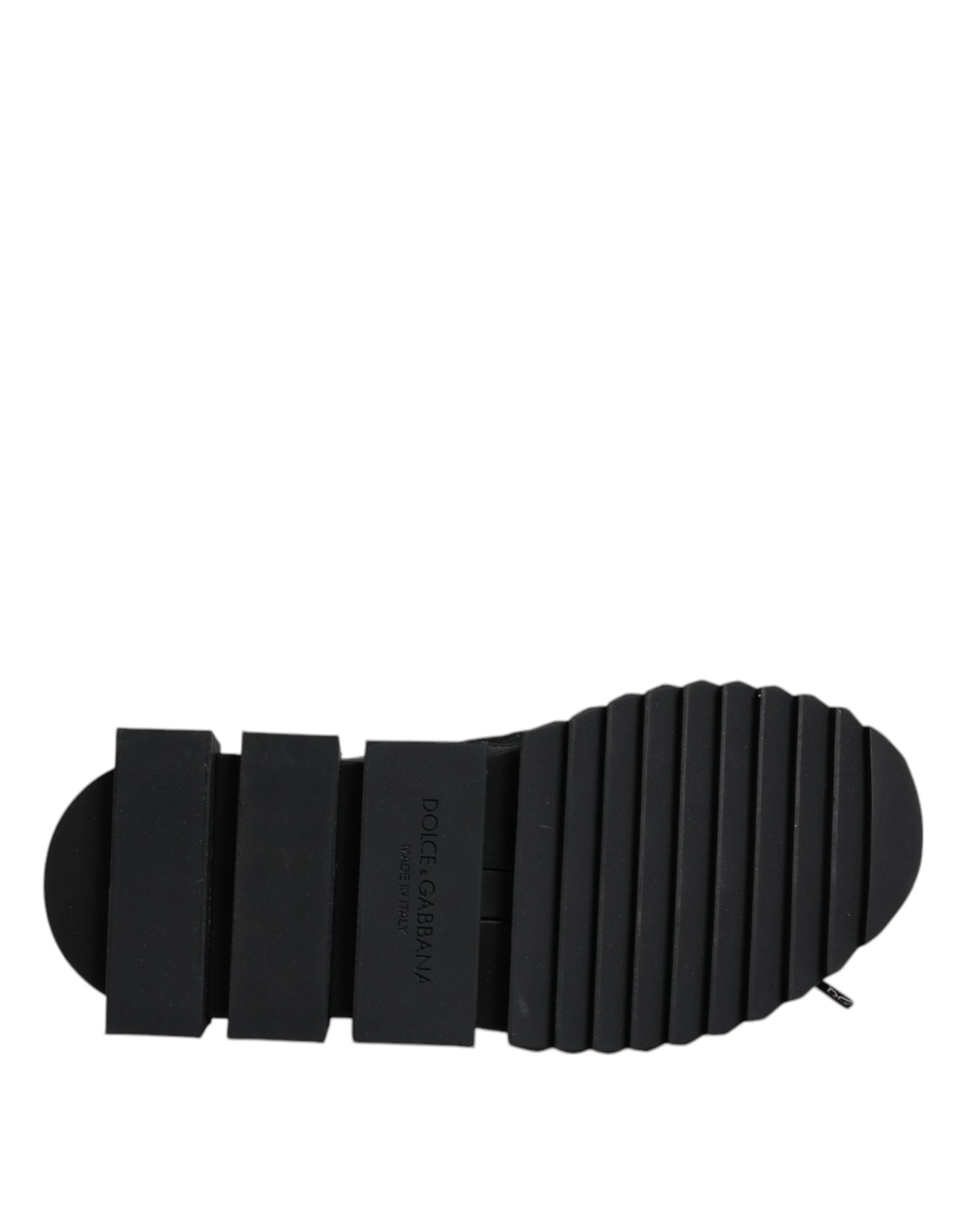 Chaussettes noires Dolce & Gabbana Sorrento avec logo, portées avec sneakers élégantes, vue de face.