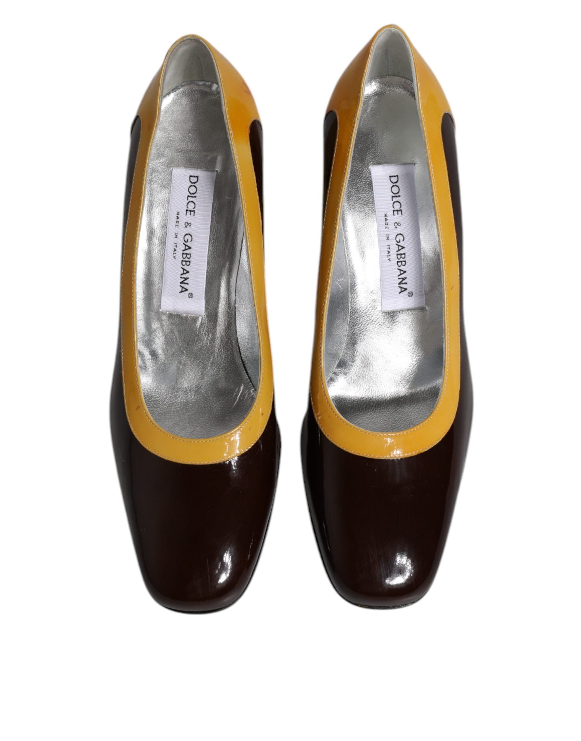 Escarpins en cuir jaune et marron Dolce & Gabbana avec talons blocs, visibles en gros plan sur la photo.