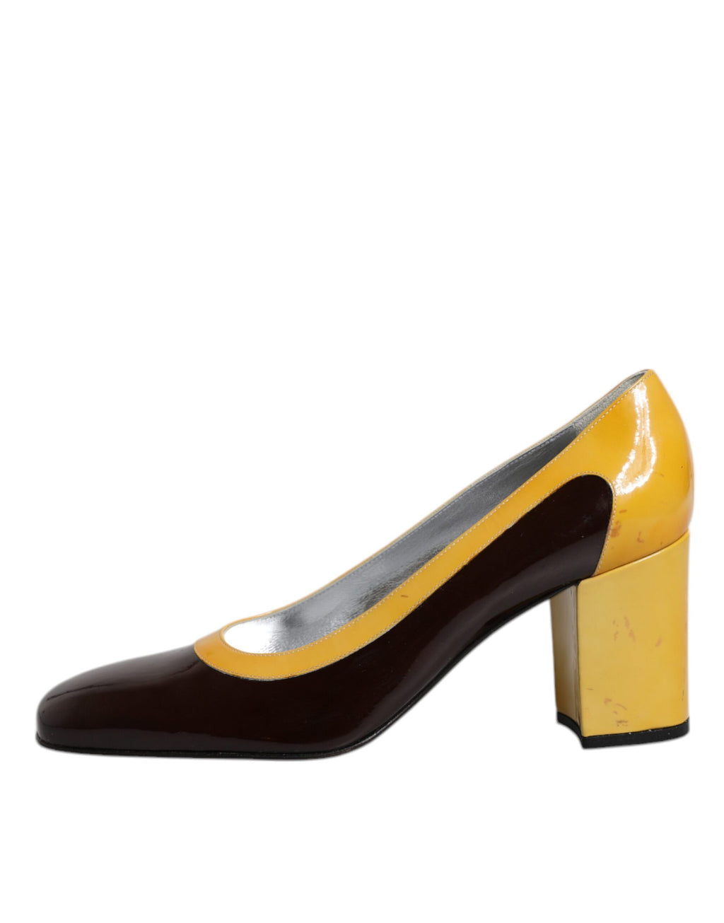 Escarpins en cuir jaune et marron Dolce & Gabbana avec talon bloc, élégants et sophistiqués, visibles en détail.