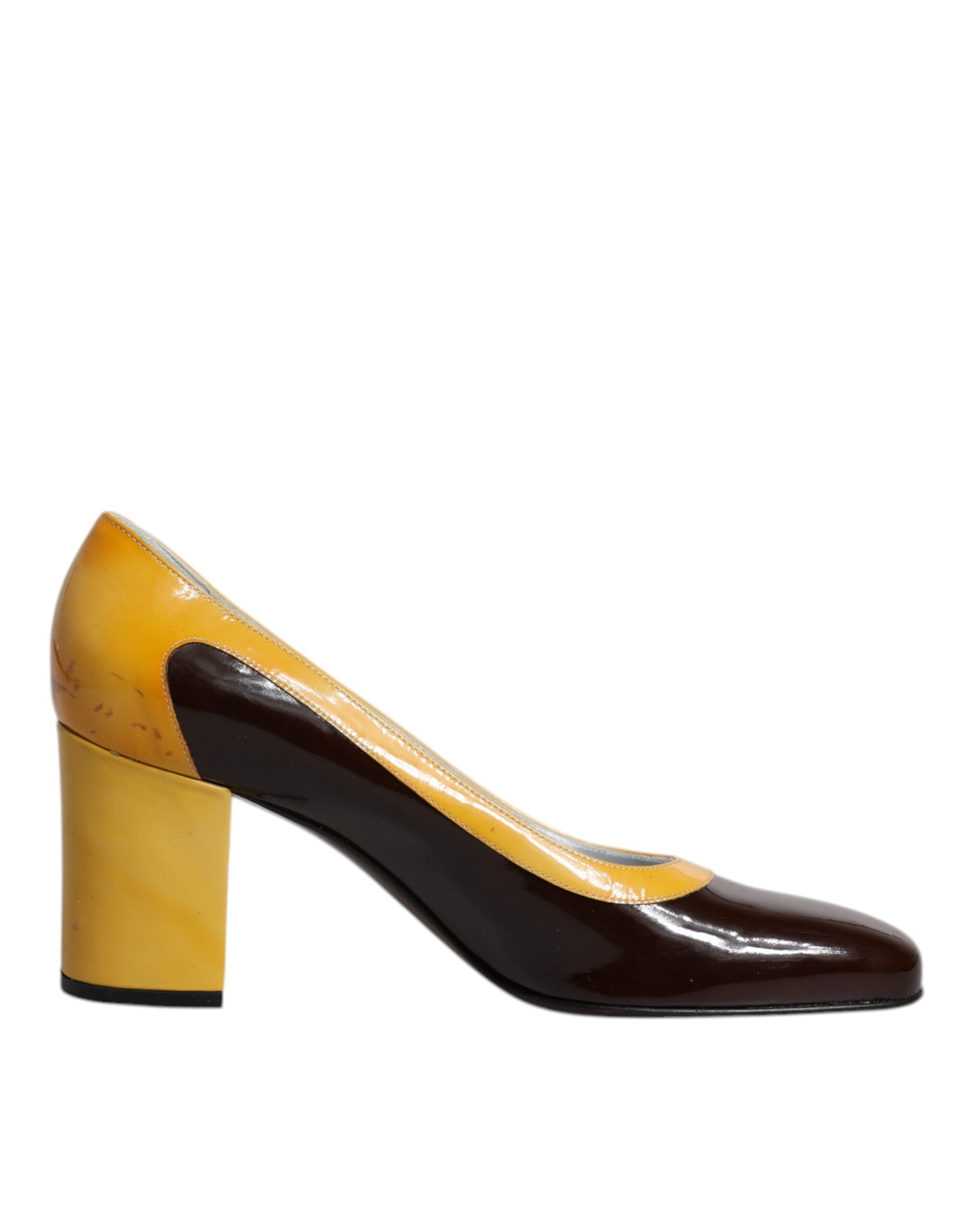 Chaussures à talons blocs en cuir jaune et marron de Dolce & Gabbana, élégantes et sophistiquées.