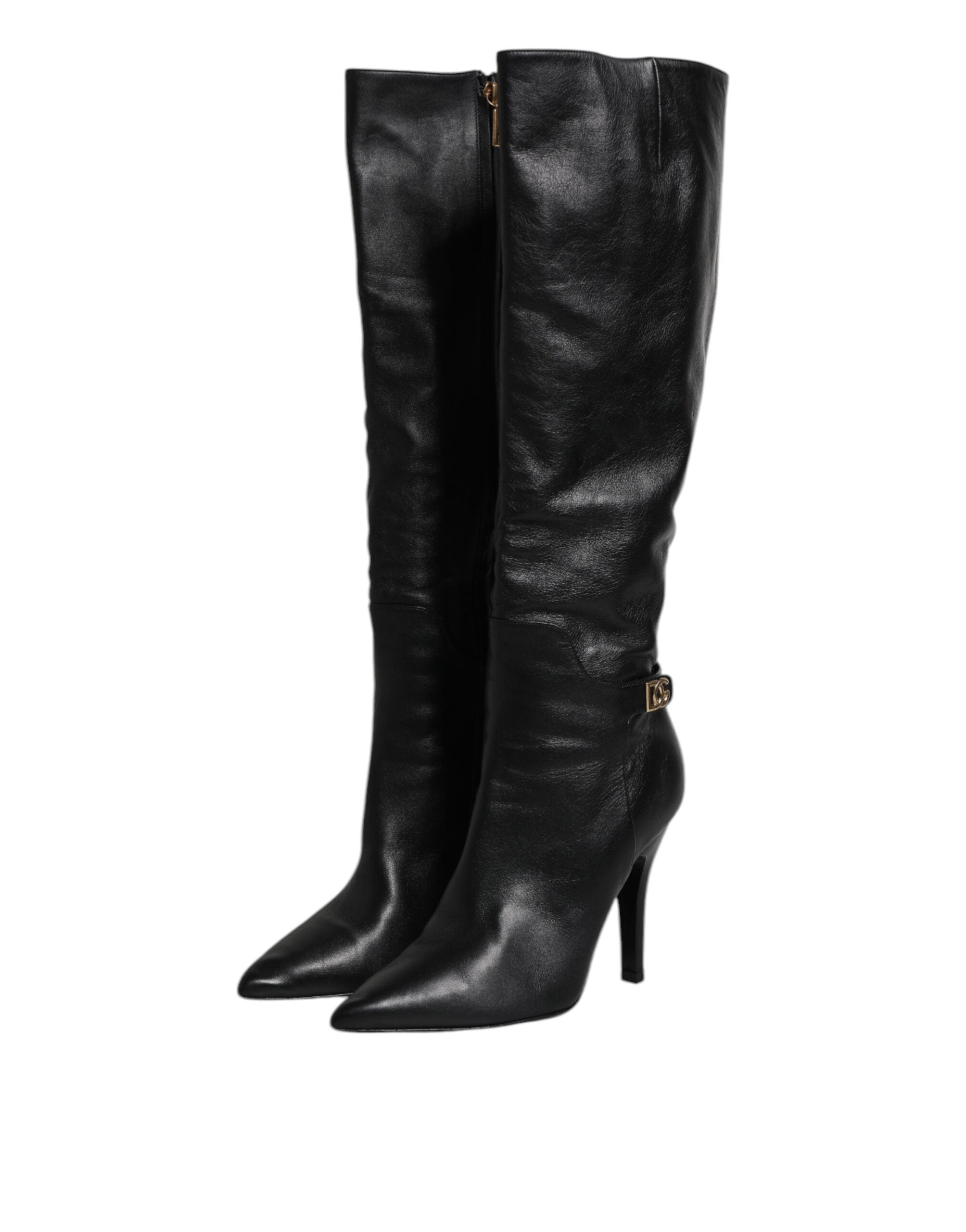 Chaussures Dolce & Gabbana, bottes hautes en cuir noir, talons, élégantes et sophistiquées, visibles de face sur fond neutre.
