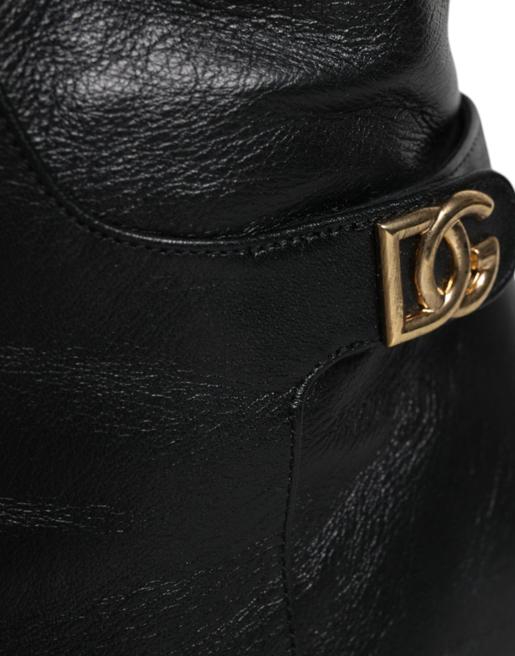 Chaussures à talons noires en cuir Dolce & Gabbana, bottes hautes jusqu'au genou, élégantes et sophistiquées.