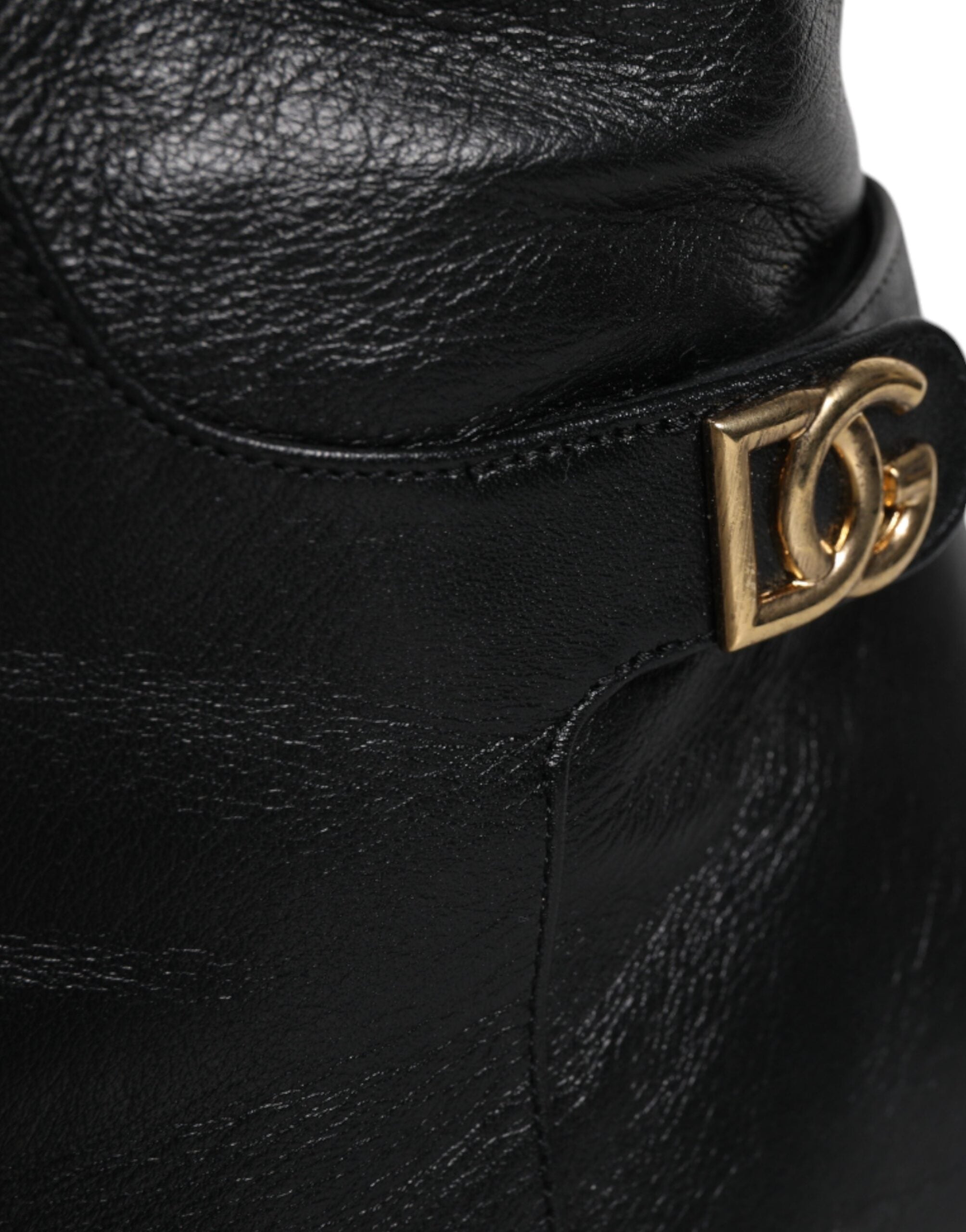 Chaussures à talons noires en cuir Dolce & Gabbana, bottes hautes jusqu'au genou, élégantes et sophistiquées.