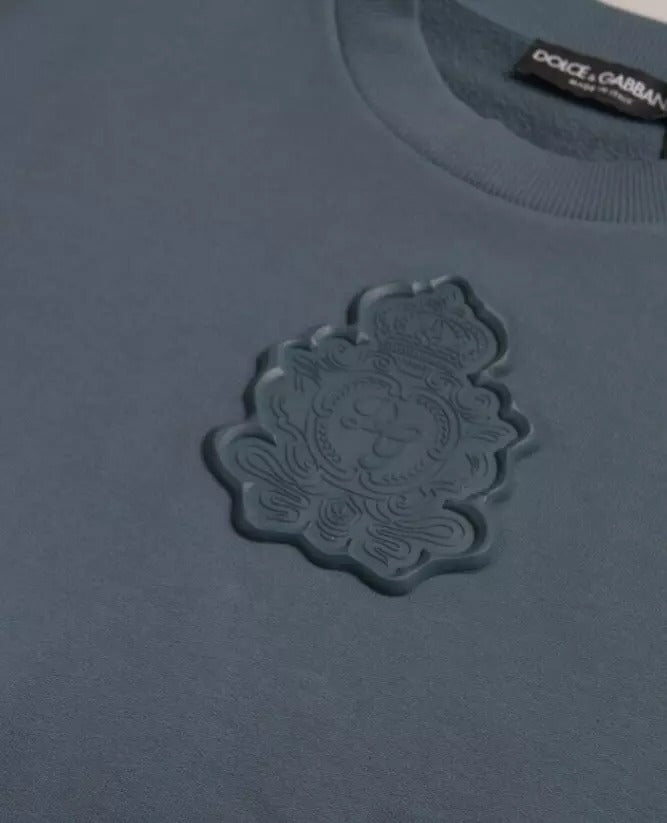 Pull en coton bleu Dolce & Gabbana avec logo patch, col rond, pour homme, sweater élégant et confortable.
