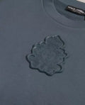 Pull en coton bleu Dolce & Gabbana avec logo patch, col rond, pour homme, sweater élégant et confortable.
