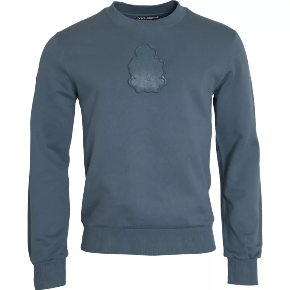 Pull en coton bleu Dolce & Gabbana pour homme avec logo patch, col rond et style décontracté, visible sur l'image.