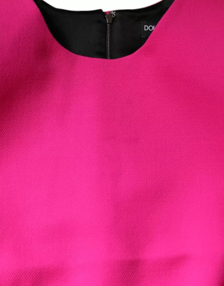 Robe courte rose sans manches de la marque Dolce & Gabbana, coupe bodycon et style A-line, portée par un mannequin.