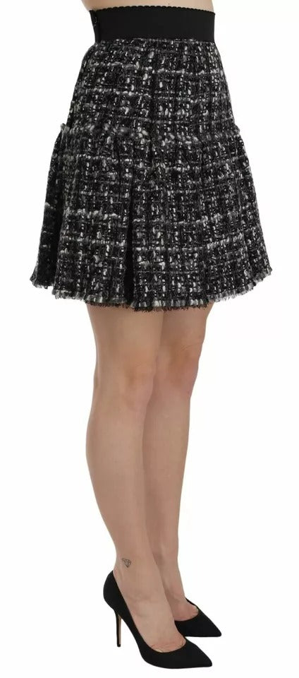 Jupe courte en laine à carreaux noirs avec détails en flounce, signée Dolce & Gabbana, vue de face.