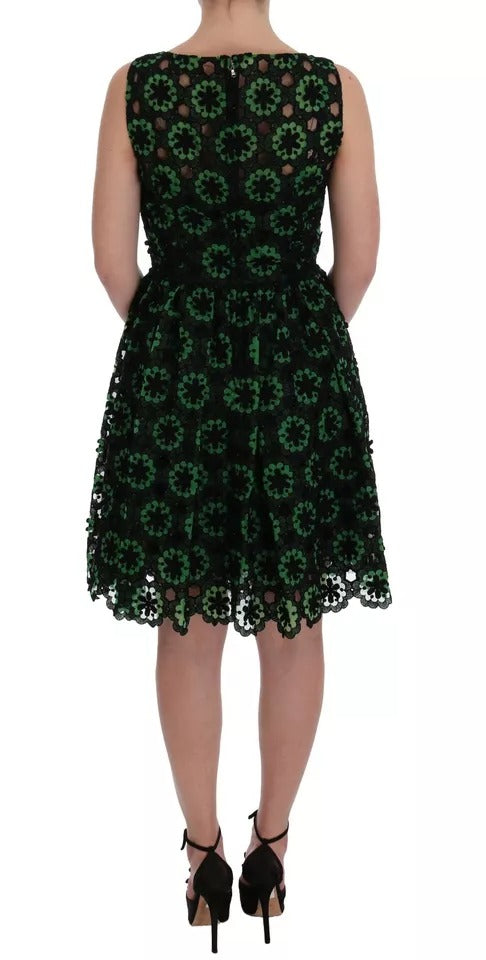 Robe trapèze verte Dolce & Gabbana avec broderies florales, design élégant et fluide, idéale pour une tenue sophistiquée.
