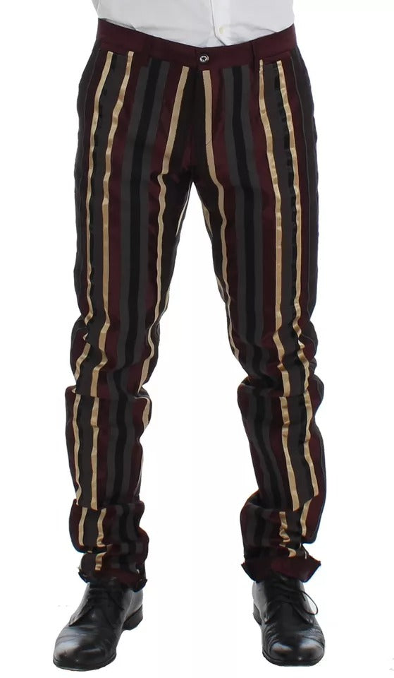 Costume slim fit Dolce & Gabbana avec veste, gilet et pantalon à rayures multicolores sur la runway.