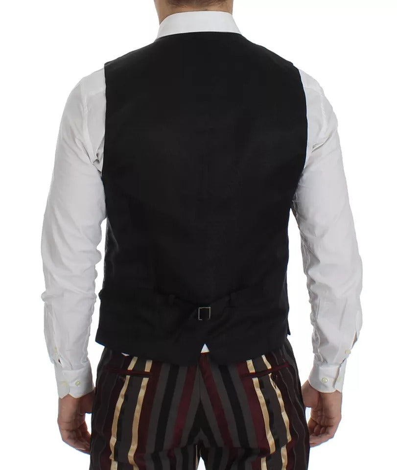 Costume trois pièces Dolce & Gabbana, veste slim fit à rayures multicolores, élégant et tendance, visible sur le mannequin.