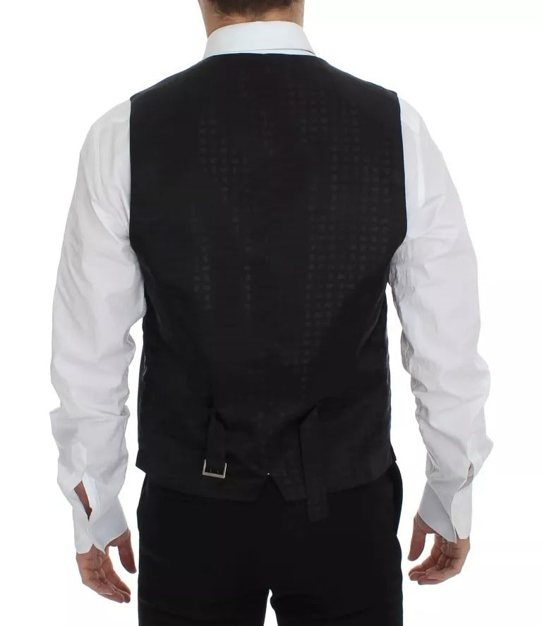 Gilet veste en laine et soie noire Dolce & Gabbana, ajusté, avec détails élégants, porté comme vêtement de mode sophistiqué.