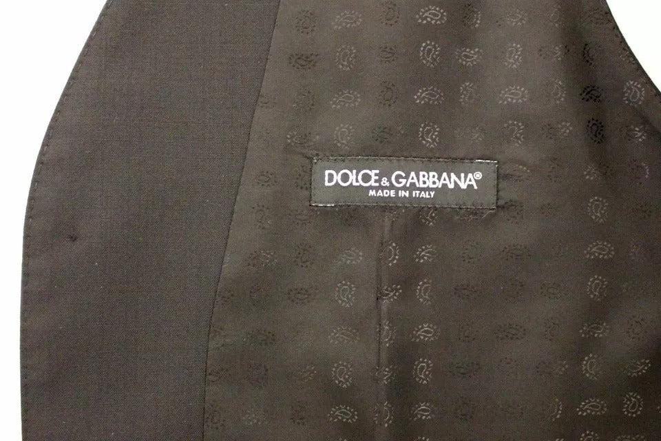 Gilet veste en laine et soie noire de Dolce & Gabbana, veste élégante avec coupe raffinée, porté sur un mannequin.