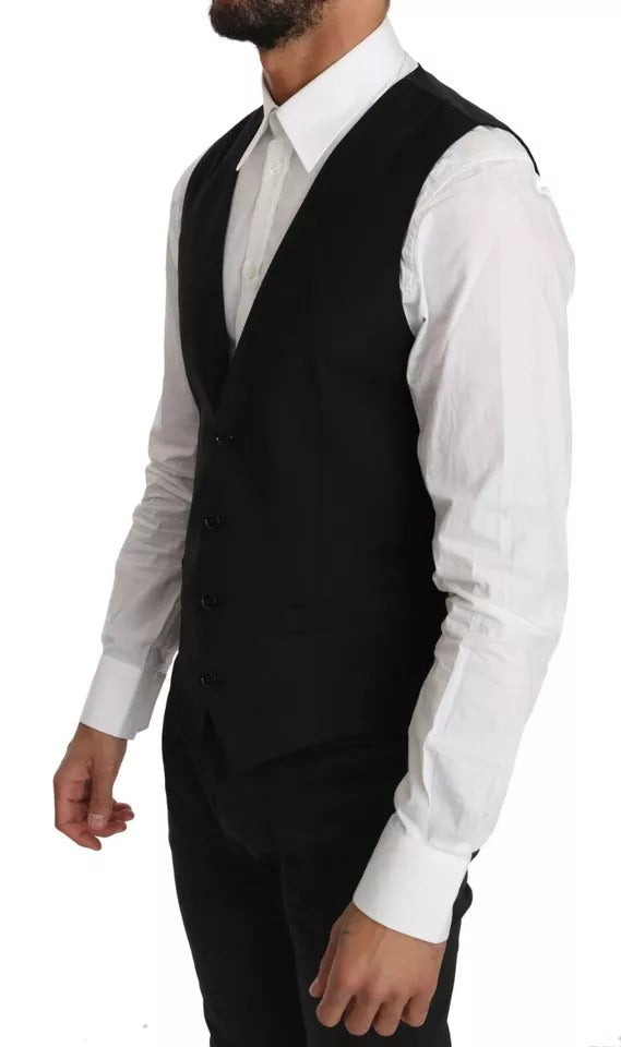 Gilet en laine noir Dolce & Gabbana avec logo, ajusté à la taille, porté sur un fond neutre.
