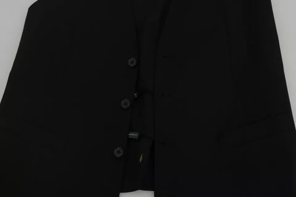 Gilet en laine noir Dolce & Gabbana avec logo, porté sur un mannequin, mettant en valeur le design élégant et la texture du tissu.