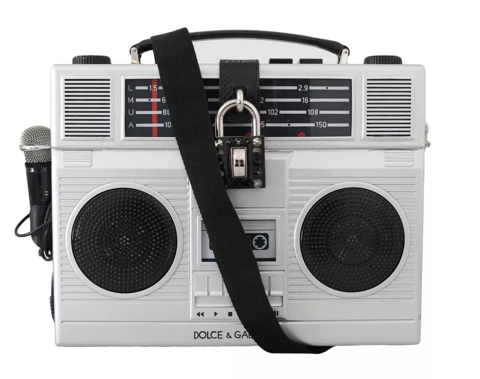 Radio boombox rétro en argent Dolce & Gabbana, édition limitée, sac en bois fait main, style vintage et luxe.