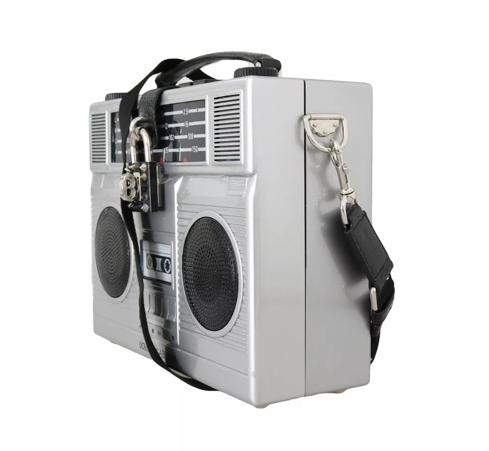 Radio boombox rétro en argent Dolce & Gabbana, boîte limitée en bois fait main, style vintage élégant.