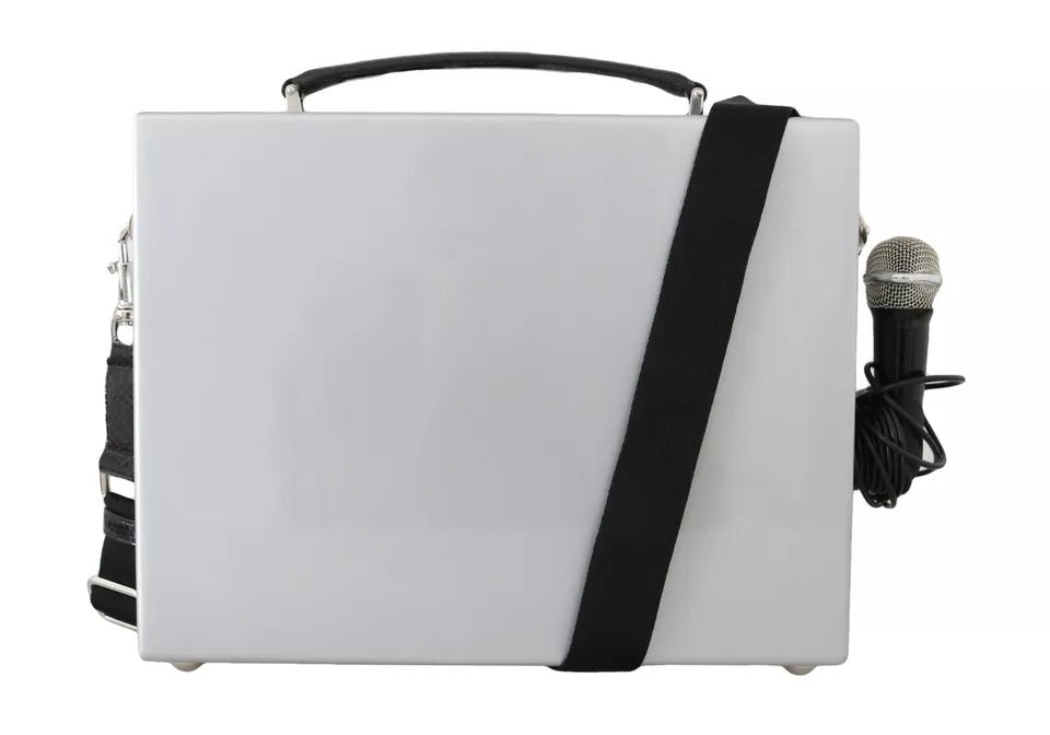 Radio rétro en argent de Dolce & Gabbana, boombox édition limitée, sac en bois fait main, design vintage et élégant.