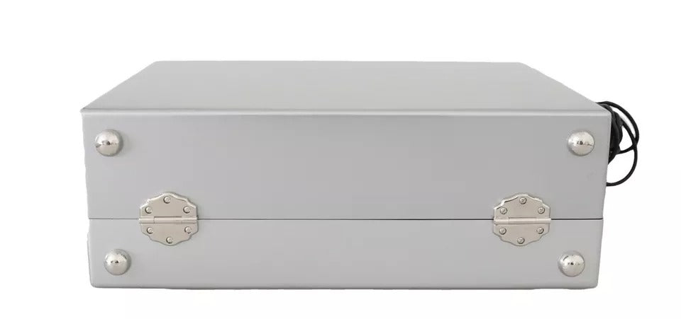 Radio boombox rétro en argent de Dolce & Gabbana, édition limitée, sac en bois fait main, design vintage élégant.