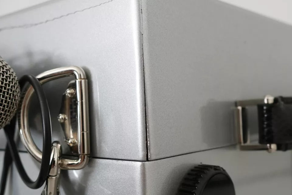 Radio rétro Dolce & Gabbana en argent, boombox édition limitée, sac en bois fait main, design vintage et élégant.