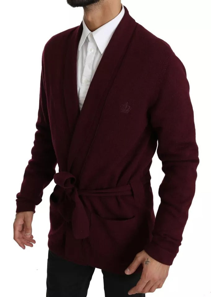 Pull Dolce & Gabbana en cachemire bordeaux avec motif couronne, manches longues et col rond, porté sur un mannequin.