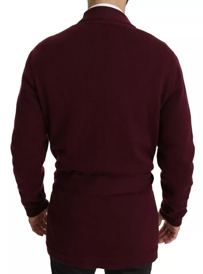 Pull Dolce & Gabbana en cachemire bordeaux avec motif de couronne, doux et élégant, porté sur un mannequin.