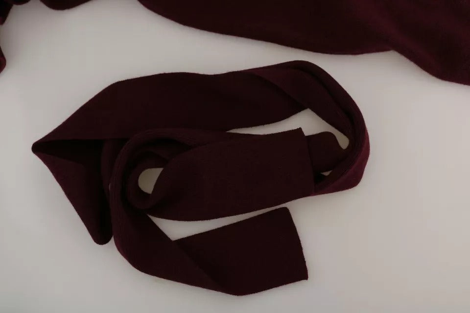 Pull cardigan en cachemire Bordeaux de Dolce & Gabbana avec motif couronne, doux et élégant, porté sur un mannequin.