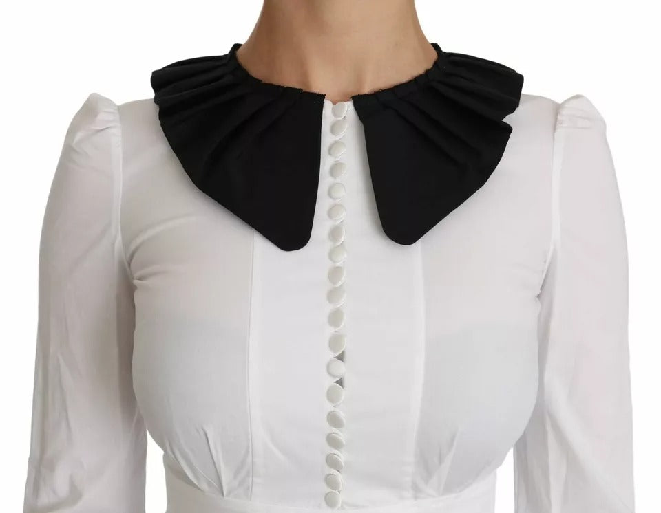 Boutons décoratifs noirs et blancs sur blouse Dolce & Gabbana, détails visibles sur la chemise élégante.