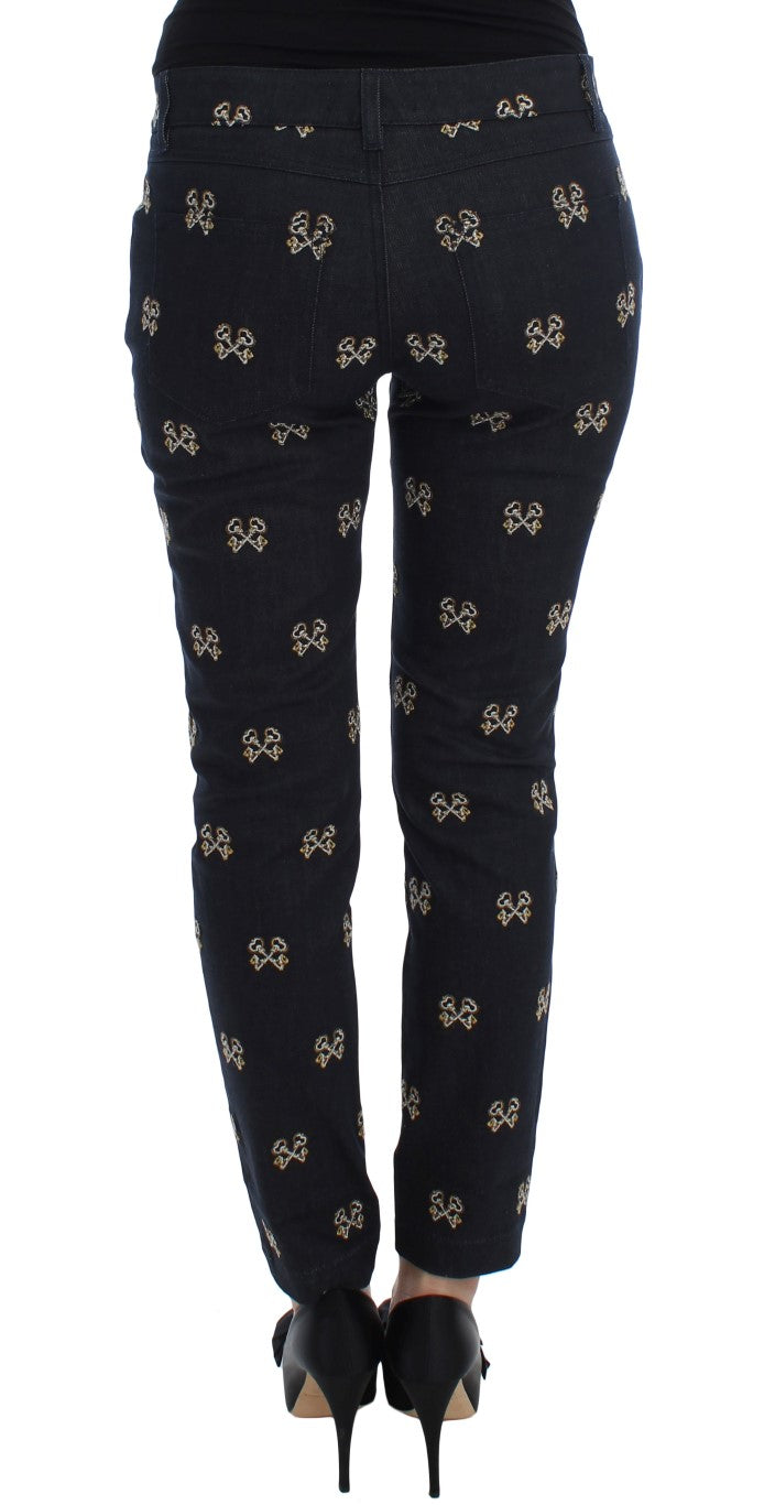 Jeans Dolce & Gabbana KATE bleu, slim fit, brodés avec une clé, visibles sur le modèle.