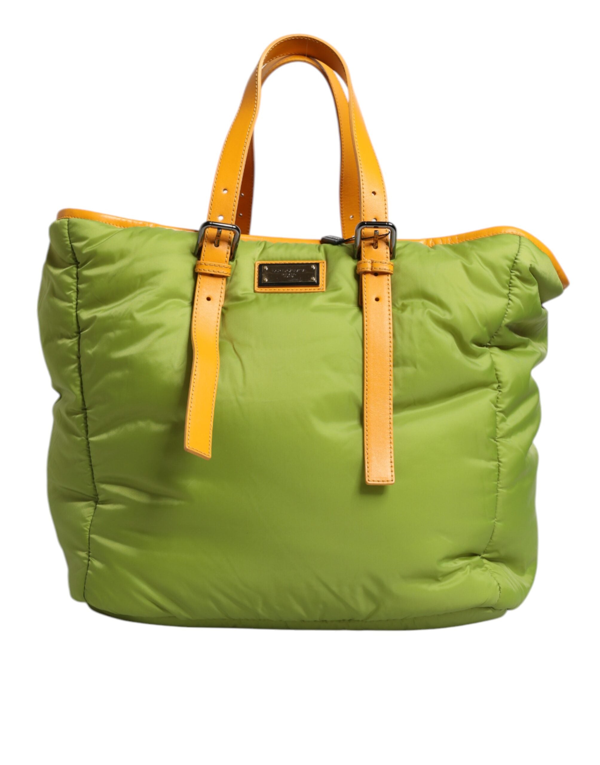 Sac à main Dolce & Gabbana en nylon vert rembourré avec logo et plaque, porté en mode sac à bandoulière ou tote.