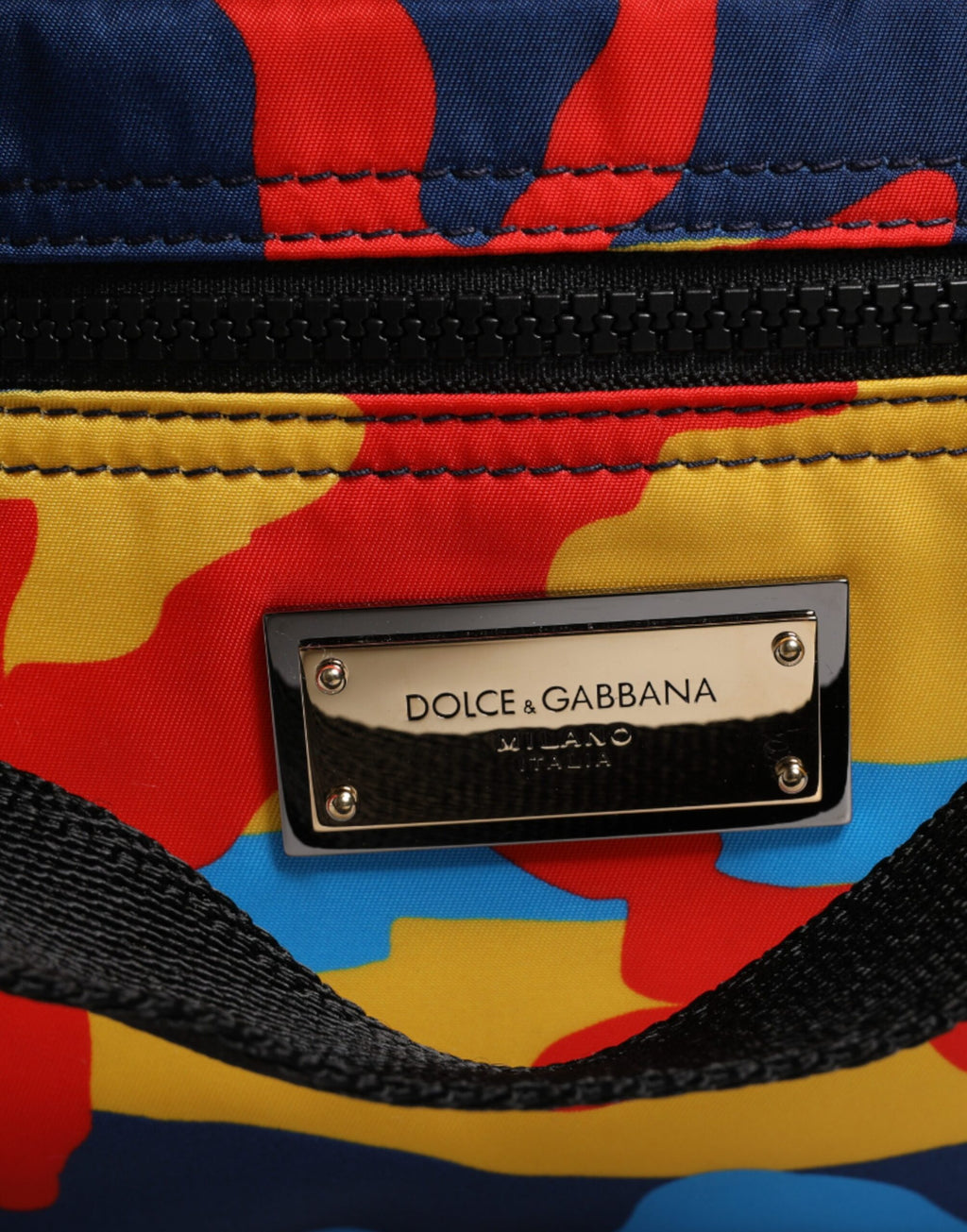 Sac shopping en nylon camouflage multicolore de Dolce & Gabbana, sac à main tendance avec logo Dolce & Gabbana visible.