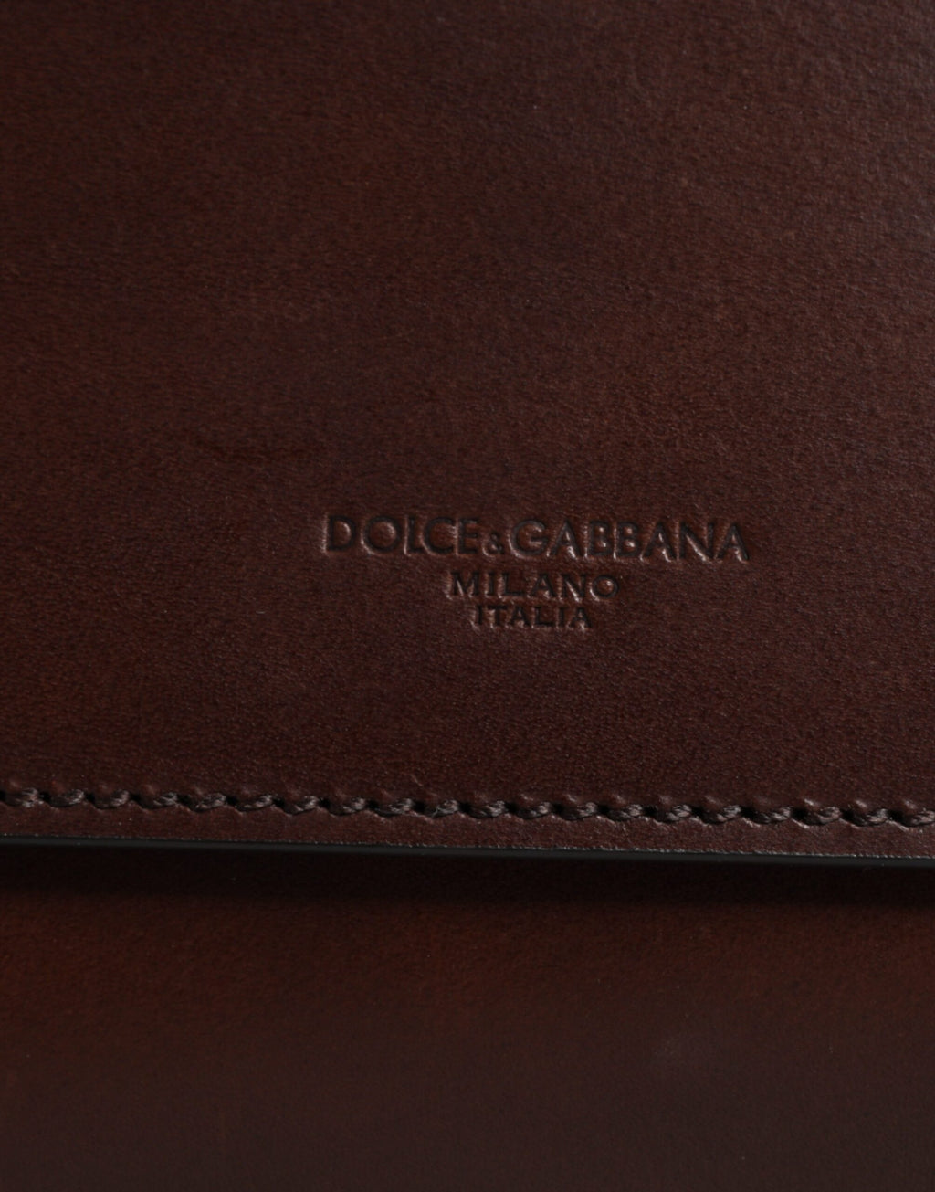 Sac à bandoulière en cuir marron Dolce & Gabbana avec logo embossé, élégant et pratique pour un style sophistiqué.