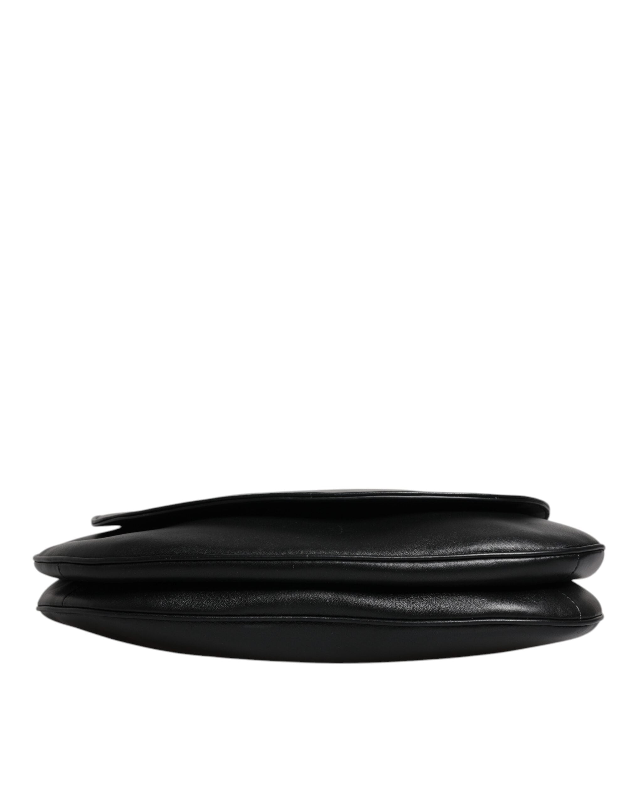 Sac à épaule Dolce & Gabbana en cuir noir avec rabat et boucle, détail élégant pour un style sophistiqué.